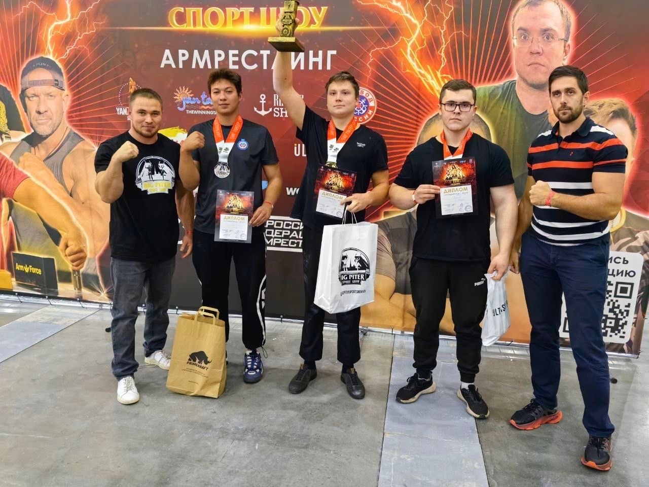 Этих результатов мне помогли добиться прекрасные тренеры по армрестлингу